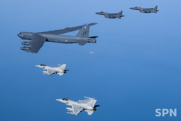 미국 공군의 B-52H 전략폭격기가 참가한 가운데 진행된 슬롯 꽁 머니연합공중훈련(사진=국방부)