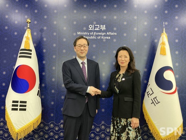 이준일 북핵외교기획단장과 정 박 미국 국무부 슬롯사이트 추천(사진=외교부)