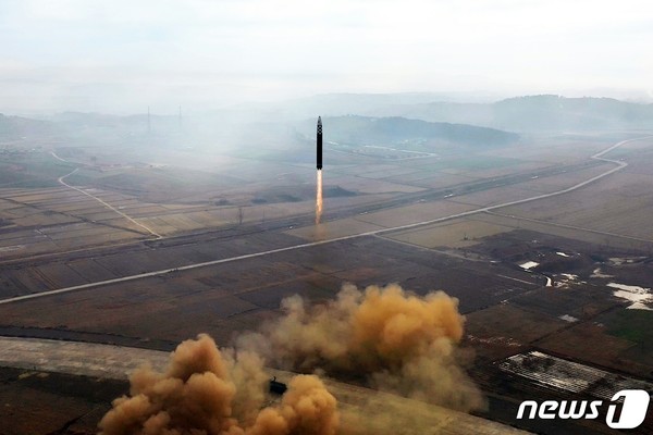 북한이 2022년 11월 18일 순안공항에서 대륙간탄도미사일(ICBM) '화성-17'형을 시험발사하는 모습(사진=노동신문/뉴스1)