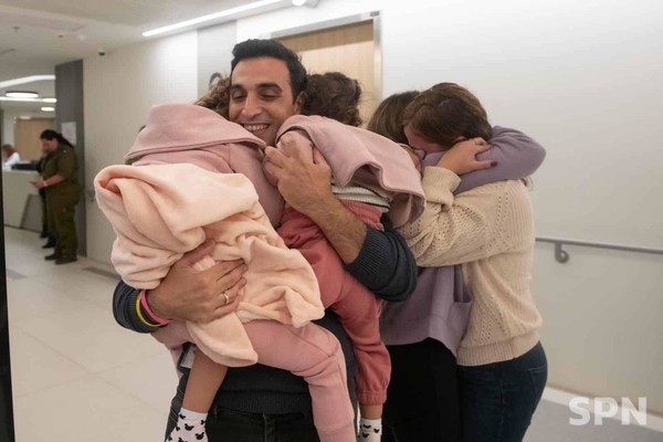하마스에 의해 인질로 잡혀있다 풀려난 가족을 끌어안고 기뻐하는 모습(사진=이스라엘 방위군)