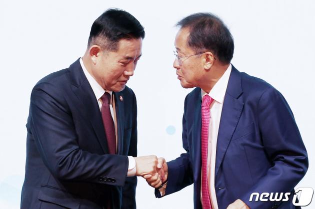 홍준표 대구시장(오른쪽)과 신원식 국방부 장관. 2023.11.20/뉴스1 ⓒ News1 민경석 기자