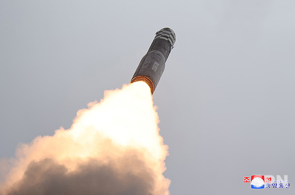 북한이 대륙간탄도바카라 가상 머니 사이트(ICBM) '화성-18'형을 시험발사하고 있다.(사진=조선의 오늘)