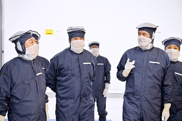 윤 카지노 슬롯 머신이 ASML 본사를 방문한 모습(사진=네덜란드 국왕 홈피)