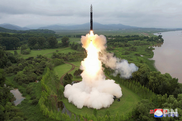 북한이 대륙간탄도카지노 바카라(ICBM) '화성-18'형을 발사하고 있다.(사진=조선의 오늘)