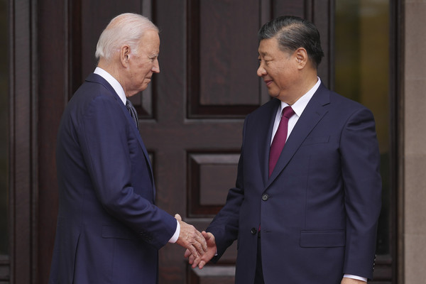 조 바이든 미국 대통령과 시진핑 중국 국가주석이 15일(현지시각) 정상회담 전 악수하고 있다(사진=백악관 제공)