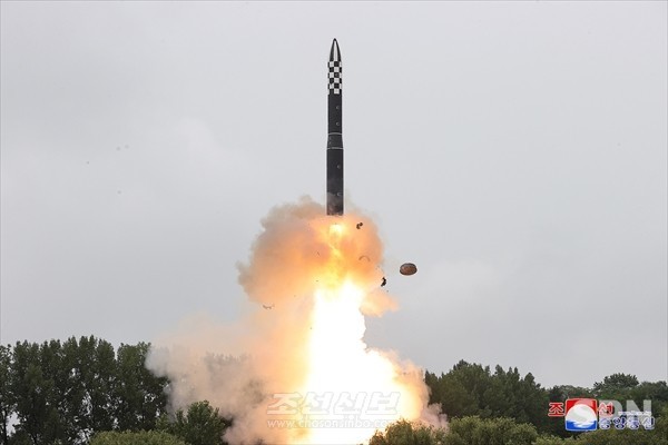 메이저카지노이 발사한 ICBM '화성-18'형(사진=조선신보)
