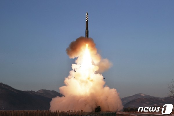 북한은 18일 김정은 총비서가 참관한 가운데 고체연료 기반 신형 바카라 에볼루션 '화성-18'형 발사훈련을 실시했다.(사진=노동신문/뉴스1)