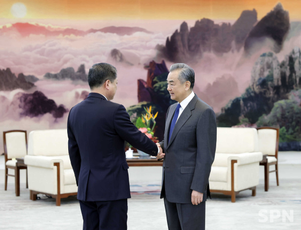 왕이 중국 외교부장(오른쪽)과 박명호 북한 외무성 부상(사진=중국 외교부)