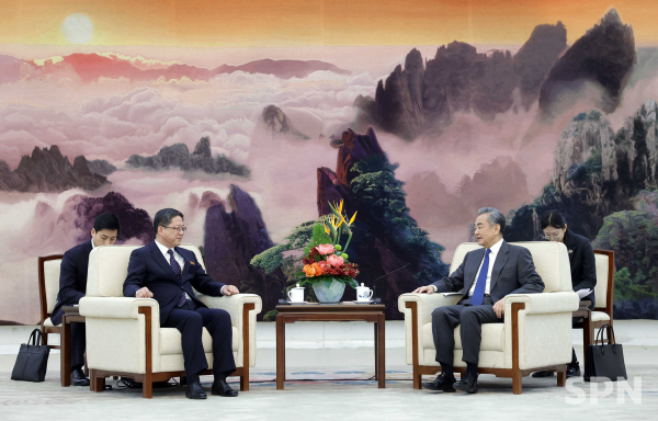 왕이 중국 외교부장(오른쪽)과 박명호 북한 외무성 부상(사진=중국 외교부)