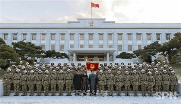 슬롯사이트사이트 총비서가 대륙간탄도미사일 발사훈련에 참가한 미사일총국 제２붉은기중대 군인들과 기념촬영을 하고 있다. 김 총비서 옆에 딸 김주애가 서있다.(사진=조선신보)