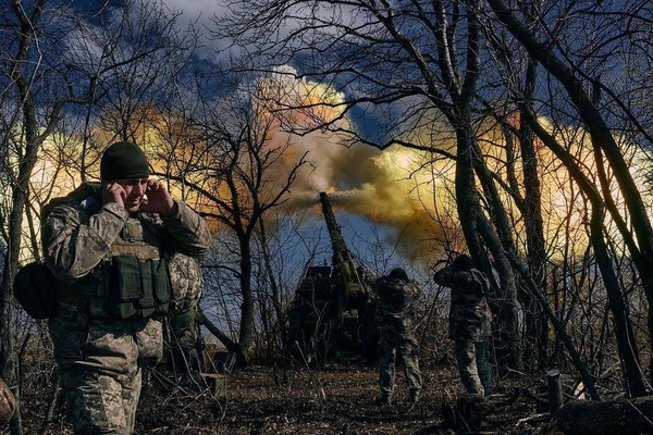 우크라이나 제93 기계화여단이 포격을 하고 있다.(사진=우크라이나 국방부 트위터)
