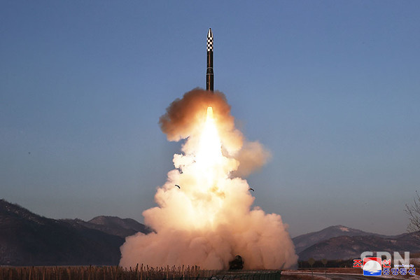 슬롯 꽁 머니이 18일 고체연료 기반 신형 대륙간탄도미사일(ICBM) '화성-18'형을 발사하고 있다.(사진=조선의 오늘)