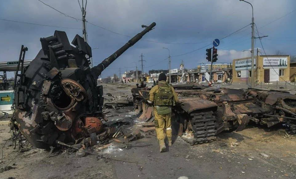 우크라이나군의 공격으로 파괴돼 방치된 러시아군 탱크(사진=우크라이나 국방부 트위터)