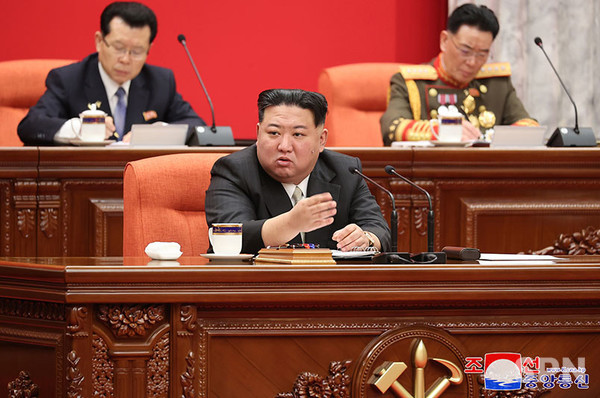 김정은 총비서가 당중앙위원회 제8기 제9차전원회의 1일차 회의를 주재하고 있다.(사진=조선의 오늘)
