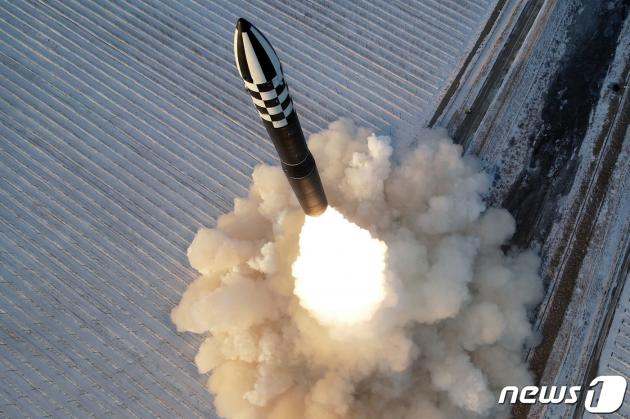 (평양 노동신문=뉴스1) = 북한 대륙간탄도미사일(ICBM) '화성-18형' [국내에서만 사용가능. 재배포 금지. DB 금지. For Use Only in the Republic of Korea. Redistribution Prohibited] rodongphoto@news1.kr