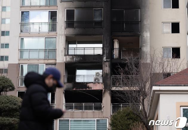 25일 오전 4시 57분쯤 서울 도봉구의 한 고층 아파트에서 화재가 발생해 2명이 숨지고 29명이 다쳤다. 2023.12.25/뉴스1 ⓒ News1 이재명 기자