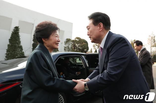 윤석열 슬롯사이트 업카지노이 29일 박근혜 전 슬롯사이트 업카지노을 만나 서울 용산구 한남동 관저에서 오찬을 마친 뒤 배웅하고 있다. (슬롯사이트 업카지노실 제공) 2023.12.29/뉴스1 ⓒ News1 안은나 기자