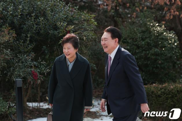 윤석열 슬롯사이트 업카지노이 29일 박근혜 전 슬롯사이트 업카지노을 만나 서울 용산구 한남동 관저에서 오찬을 마친 뒤 산책하고 있다. (슬롯사이트 업카지노실 제공) 2023.12.29/뉴스1 ⓒ News1 안은나 기자