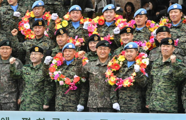 박안수 육군참모총장이 2일 동명바카라사이트 29진 환송식에서 파병 장병들과 기념사진을 찍고 있다.(사진=육군 제공)