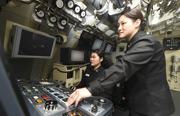 성주빈 대위(왼쪽)와 유효진 대위(오른쪽)가 지난해 12월 22일, 해군 잠수함사령부 잠수함 조종훈련장에서 조종훈련을 하고 있다.(사진=해군 제공)