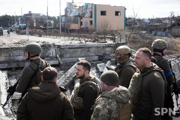우크라이나군을 격려하고 있는 볼로디미르 젤렌스키 우크라이나 대통령(사진=우크라이나 국방부)