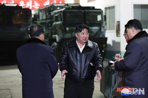 김정은 총비서가 북한 중요 군수공장을 현지지도하고 있다.(사진=조선의 오늘)
