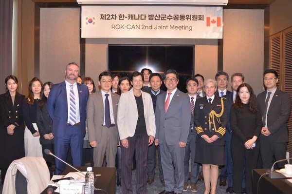 18일 서울 코트야드 메리어트 남대문 호텔에서 개최된 방위사업청과 슬롯 무료 사이트 국방부 간 '제2차 한-캐나다 방산군수공동위원회'에 참석한 양측 주요 인사들이 기념촬영을 하고 있다.(사진=방위사업청 제공)