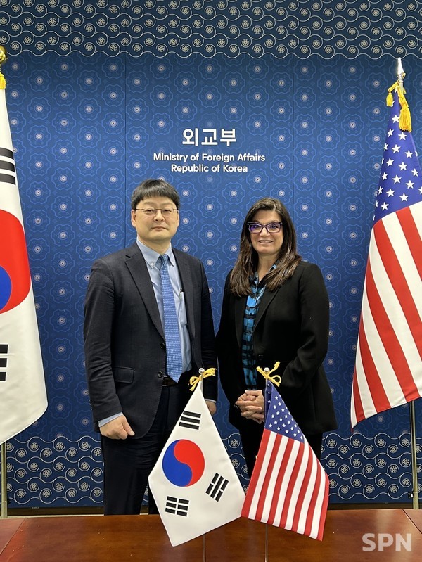 이동렬 외교부 국제안보대사와 리절 프란츠 미국 국무부 국제 꽁 머니 카지노공간 안보 담당 부차관보(사진=외교부)