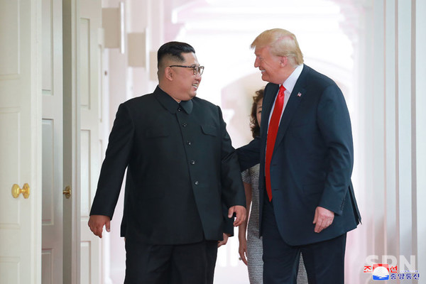 2018년 6월 싱가포르에서 정상회담을 갖기 위해 만난 도널드 트럼프 미국 대통령과 김정은 총비서(사진=조선의 오늘)