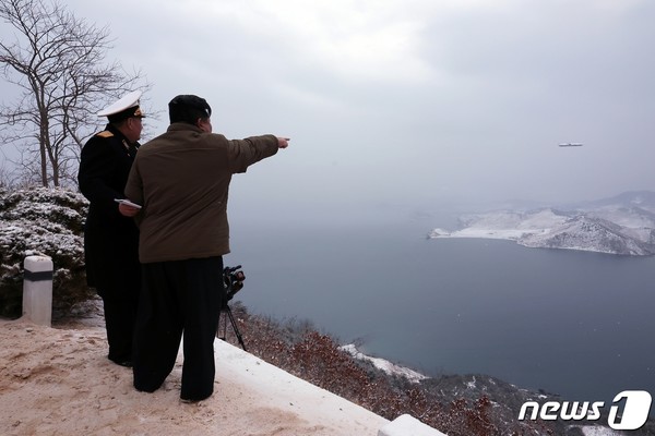 김정은 총비서가 잠수함발사전략미서일 라이브 바카라를 현지지도하고 있다.(사진=노동신문/뉴스1)