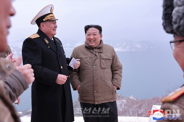 북한 김정은 총비서가 28일 잠수함발사전략순항미사일(SLCM) '불화살-3-31' 시험발사를 현지지도하고 있다.(사진=조선신보)
