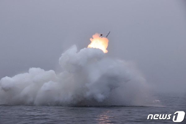 북한은 김정은 총비서가 현지지도하는 가운데 28일 잠수함발사전략순항미사일 '불화살-3-31'형을 시험발사했다고 밝혔다.(사진=노동신문/뉴스1)