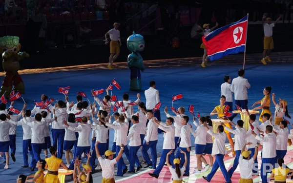제19회 항저우 아시아경기대회 개회식에서 슬롯사이트 보스 국기(인공기)를 들고 입장하는 슬롯사이트 보스 선수단(사진=개회식 영상 갈무리)