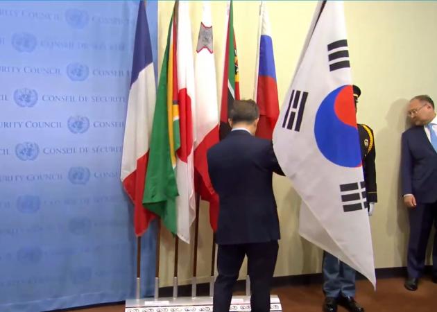 황준국 주유엔 한국대사가 2일(현지시간) 미국 뉴욕 유엔본부 안전보장이사회 회의장 앞 기자회견 장소에 태극기를 게양하고 있다. 사진은 유엔TV 화면 캡처.