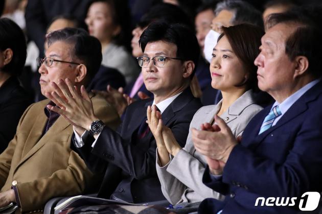 한동훈 국민의힘 비상대책위원장과 고민정 더불어민주당 의원이 6일 경기 고양시 킨텍스에서 열린 꽁 머니 카지노 탄생 100주년 기념식 '하나로 미래로'에서 박수치고 있다. 2024.1.6/뉴스1 ⓒ News1 이승배 기자