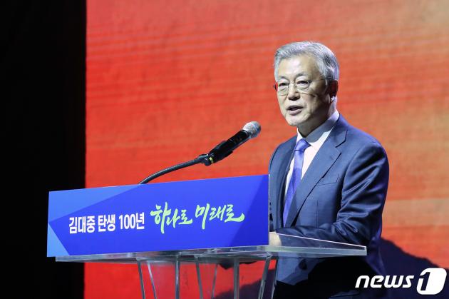 문재인 전 대통령이 6일 경기 고양시 킨텍스에서 열린 꽁 머니 카지노 탄생 100주년 기념식 '하나로 미래로'에서 축사하고 있다. 2024.1.6/뉴스1 ⓒ News1 이승배 기자