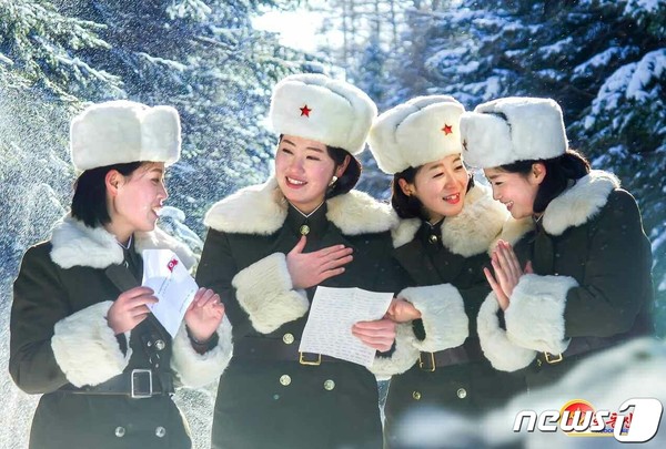 북한 백두산밀영 혁명전적지 여성 강사들(사진=노동신문/뉴스1)