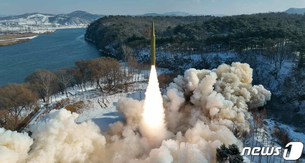북한이 시험발사한 극초음속 고체연료 중장거리 탄도미사일(사진=노동신문/뉴스1)