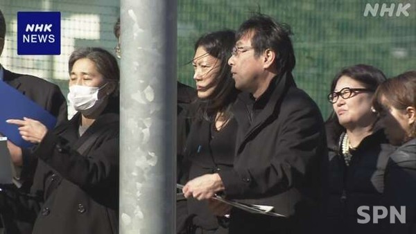 요코타 메구미 씨 납치 현장을 둘러보고 있는 줄리 터너 미국 국무부 북한인권특사(사진=NHK)