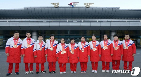 우즈베키스탄 타슈겐트에서 열린 2024년 아시아역도선수권대회에 참가한 뒤 지난 10일 귀국한 북한 역도 선수들(사진=노동신문/뉴스1)