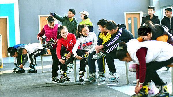 북한 인민야외빙상장에서 스케이트를 즐기는 북한 학생들(사진=내나라)