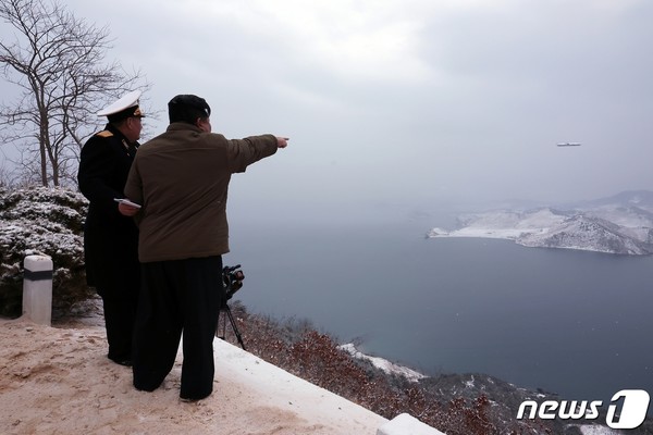 북한 김정은 총비서가 잠수함발사 전략순항미사일 '불화살-3-31'형 시험발사를 지도하고 있다.(사진=노동신문스1)