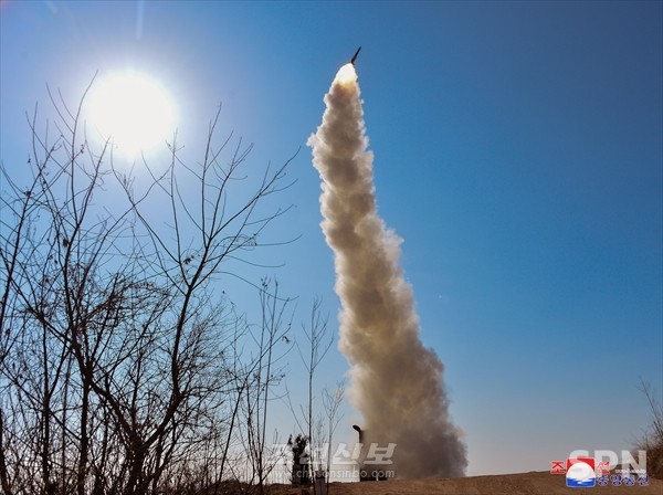 북한이 2일 순항미사일 초대형전투부 위력시험과 신형 반항공(지대공)미사일 시험발사를 진행했다고 밝혔다.(사진=조선신보)