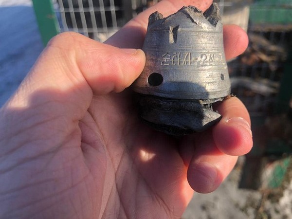 러시아가 우크라이나에 발사한 포탄 파편에 '순타지-2신'이라는 한글이 새겨져 있다.(사진=하르키우 경찰국 수사국장 페이스북/RFA)