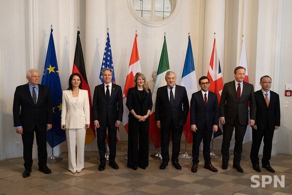 주요 7개국 외교장관들과 EU 고위대표가 17일 독일 뮌헨에서 열린 G7 외교장관회담에 앞서 사진을 찍고 있다.(사진=미 국무부)