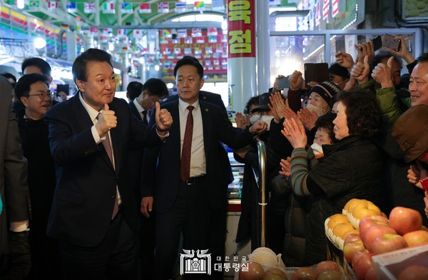 윤석열 대통령이 26일 서산동부전통시장을 방문했다.(사진=대통령실)