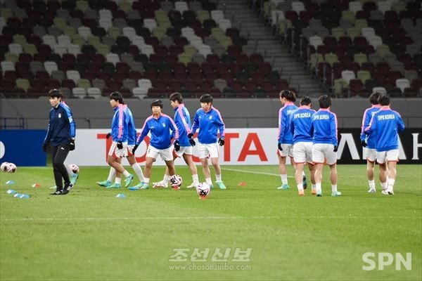 북한 여자축구 대표팀이 일본과의 경기를 앞두고 27일 도쿄 국립경기장에서 훈련을 하고 있다.(사진=조선신보)