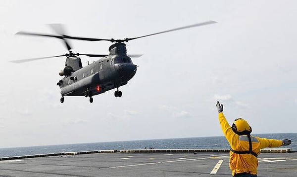 공군 제6탐색구조비행전대 소속 HH-47 카지노 슬롯 머신가 함상 관제사의 유도에 따라 마라도함에 착륙하고 있다.(사진=공군 제공)