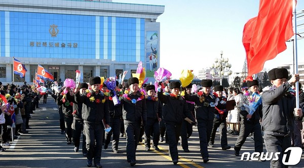 탄광 등 험지로 자원진출하는 북한 청년들(사진=노동신문/뉴스1)