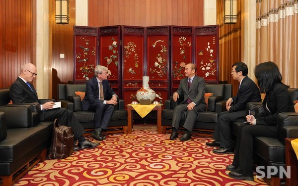 북한 주재 중국 대사관을 방문한 독일 외무부 마르틴 튀멜 국장(사진=주북 중국대사관)